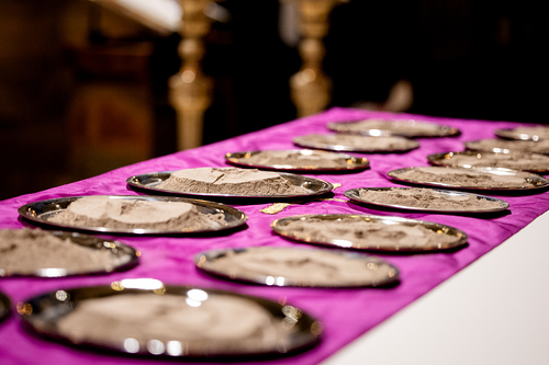 Asche am Aschermittwoch / Erzdiözese Wien/ Stephan Schönlaub Asche am Aschermittwoch