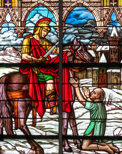 Martin ist der erste christliche Heilige, der als Nicht-Märtyrer zur Ehre der Altäre erhoben wurde. In der Tradition steht der heilige Martin von Tours für Frieden und Solidarität mit Randgruppen. Er ist der Patron der Bettler, der Geächteten, Kriegs